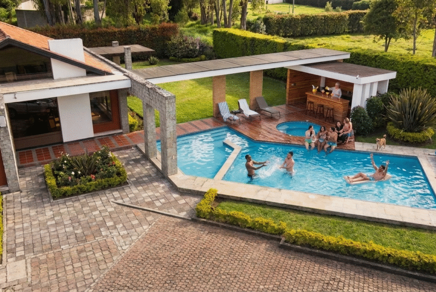 Casa de lujo en Paute con piscina climatizada y área social