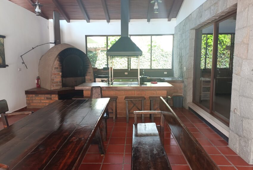 Casa de lujo en Paute con piscina climatizada y área social