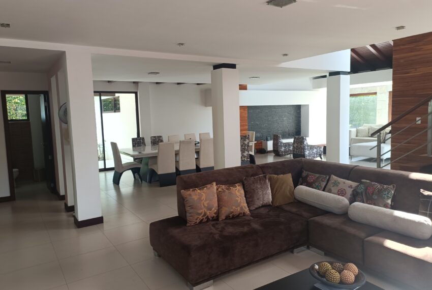 Casa de lujo en Paute con piscina climatizada y área social