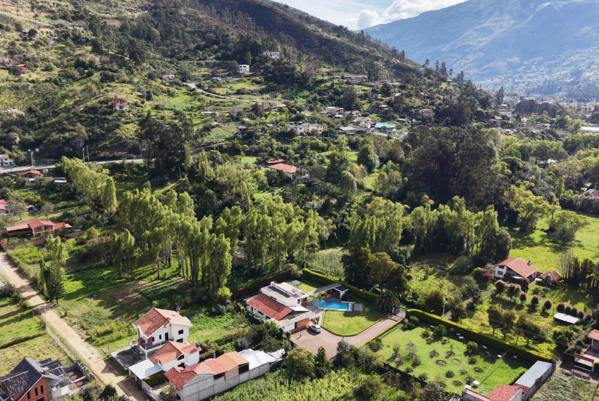 Casa de lujo en Paute con piscina climatizada y área social