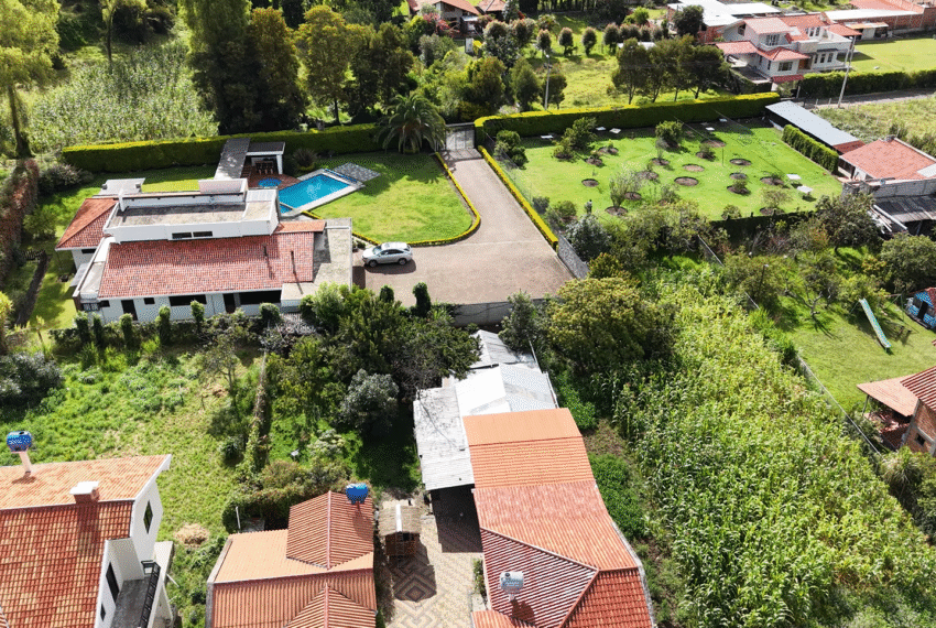Casa de lujo en Paute con piscina climatizada y área social