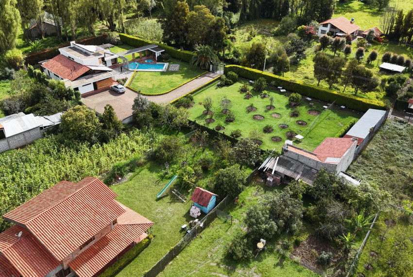 Casa de lujo en Paute con piscina climatizada y área social