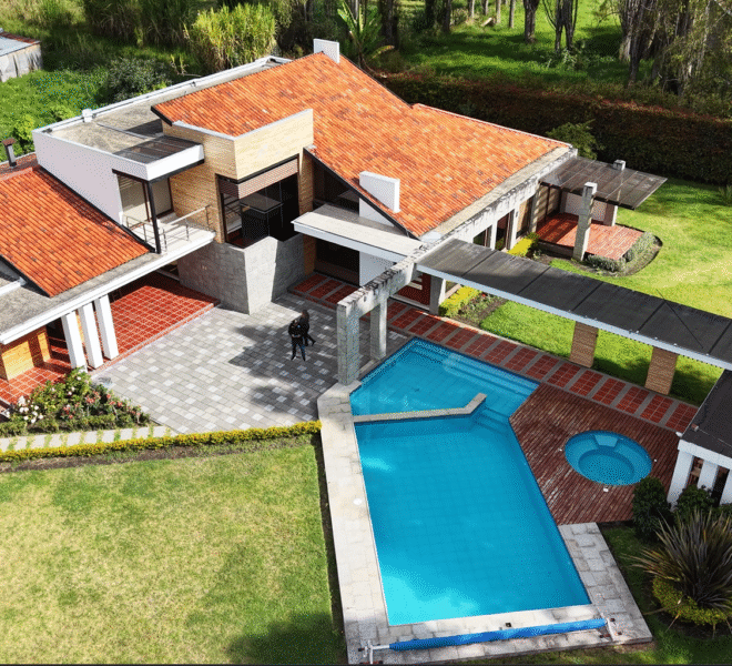 Casa de lujo en Paute con piscina climatizada y área social