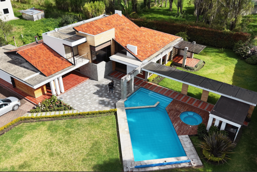 Casa de lujo en Paute con piscina climatizada y área social